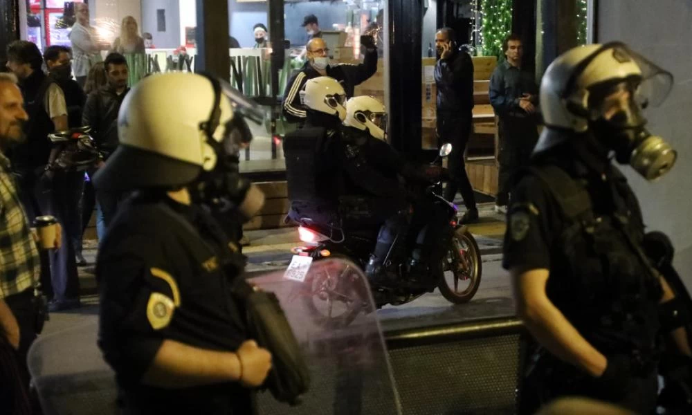 Αντιεξουσιαστές σπάνε βιτρίνες στην Κυψέλη - Εκτεταμένα επεισόδια